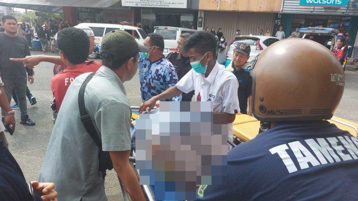 Para korban terdampak gas karbonmonoksida di salah satu toko fashion Mall Lembuswana Samarinda tengah dievakuasi ke RSUD AW Sjahranie, Samarinda, Kalimantan Timur pada Rabu (6/9/2023). 