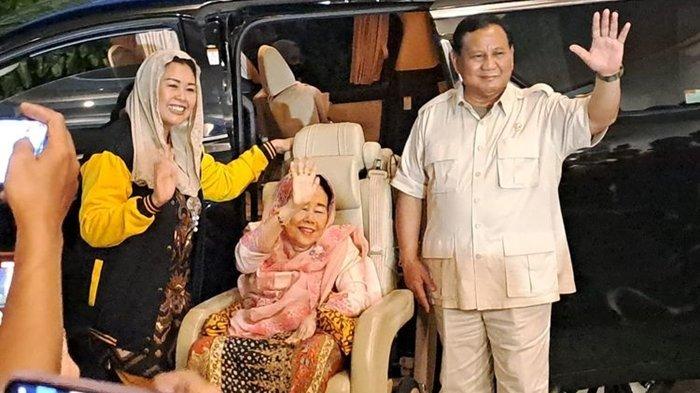 CAWAPRES PRABOWO SUBIANTO - Istri Presiden ke-4 Abdurrahman Wahid (Gus Dur), Sinta Nuriyah (tengah) bersama Yenny Wahid berkunjung ke kediaman Prabowo Subianto, Jalan Kertanegara, Jakarta, Rabu (6/9/2023).