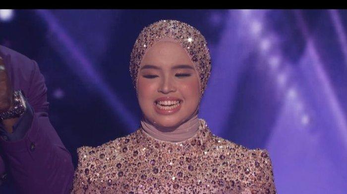 Penyanyi Putri Ariani tampil membawakan lagu U2 berjudul I Still Haven't Found What I'm Looking For di babak semifinal America's Got Talent 2023.