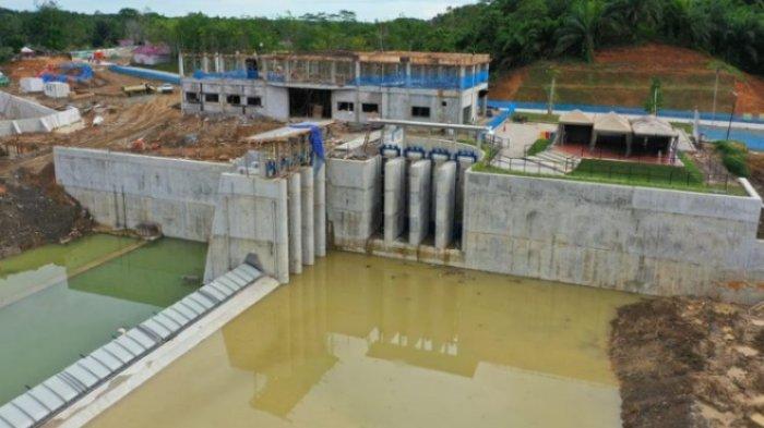Pembangunan Bendungan Sepaku Semoi dan Intake Sungai Sepaku di Kabupaten Penajam Paser Utara, Kalimantan Timur. Mengenal bendungan Sepaku Semoi di IKN Nusantara yang akan segera diresmikan. 
