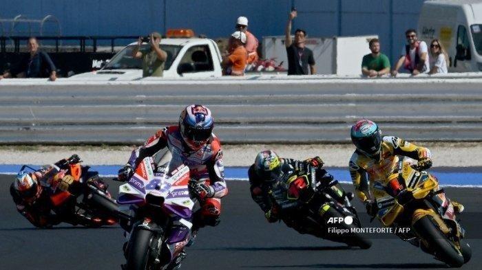 MOTOGP LIVE- Pembalap Ducati Pramac, Jorge Martin memimpin di depan pebalap KTM Factory Racing Brad Binder (kiri), rider Mooney VR46 Marco Bezzecchi (kedua dari kanan) dan pembalap Ducati Lenovo Team Francesco Bagnaia pada race MotoGP Marino di Sirkuit Misano, Minggu (10/9/2023). Setelah MotoGP San Marino di Sirkuit Misano pada Minggu (10/9/2023) hari ini, berikut update tabel klasemen MotoGP 2023.