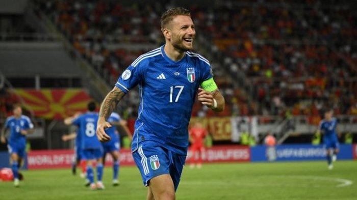 Bintang Lazio Ciro Immobile mencetak gol untuk Timnas Italia dalam pertandingan kualifikasi Euro 2024 melawan tuan rumah Makedonia Utara. Pertandingan itu berakhir dengan skor 1-1.