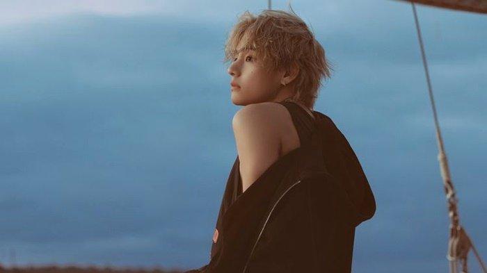 Kim Taehyung atau V BTS merilis video musik (MV) Slow Dancing, lagu utama album solonya Layover, Jumat (8/9/2023).