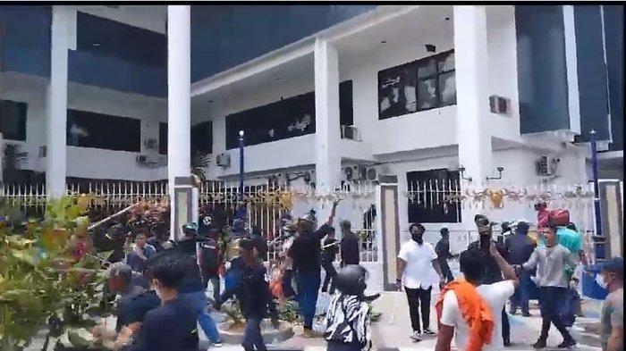 DEMO SOAL REMPANG - Massa melempar kantor BP Batam dengan batu saat demo soal nasib warga Pulau Rempang, Kecamatan Galang, Kota Batam, Provinsi Kepulauan Riau (Kepri), Senin (11/9/2023).