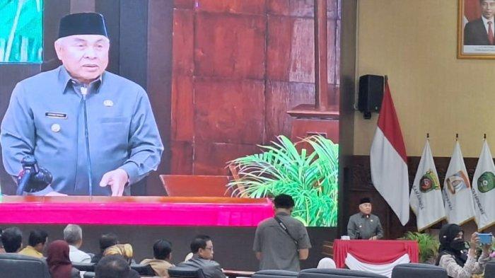 Gubernur Isran Noor saat berpidato di Rapat Paripurna ke-32, Selasa (12/9/2023) memaparkan capaian serta permohonan maaf jarang hadir dalam Rapat di gedung DPRD Kaltim, Kota Samarinda, Kalimantan Timur. 