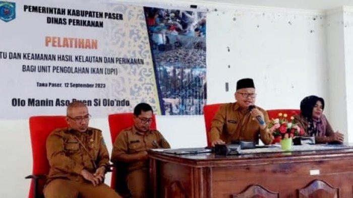 Kepala Dinas Periikanan Kabupaten Paser Sadaruddin, saat membuka pelatihan mutu dan keamanan hasil kelautan dan perikanan kepada unit pengolahan ikan, yang berlangsung di kantor Dinas Perikanan Kabupaten Paser, Kalimantan Timur, Selasa (12/9/2023).