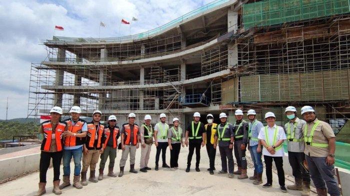 Foto persiapan pemasangan modul bilah perdana di gedung Garuda, Kantor Presiden di IKN Nusantara, Kalimantan Timur.