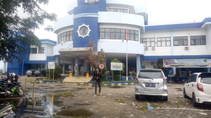 Pelabuhan Loktuan, Bontang Utara yang juga merupakan kantor PT LBB. Para karyawan seharusnya menerima gaji secara penuh per tanggal 25 setiap bulannya tetapi belum dibayar. 