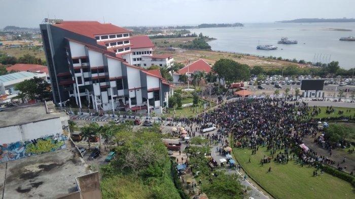 Potret massa Pulau Rempang mendatangi kantor BP Batam, Rabu (23/8/2023). Pengembangan kawasan Pulau Rempang jadi polemik dan sempat kisruh. Kawasan ini diketahui dikembangkan PT Makmur Elok Graha (MEG), anak perusahaan Arta Graha milik Tomy Winata