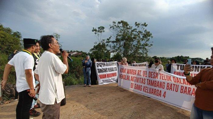 Perempuan dan warga RT 01 Desa Teluk Dalam, Tenggarong Seberang, Kukar, Kalimantan Timur menggelar aksi menolak aktivitas tambang batubara ilegal yang meresahkan masyarakat, Sabtu (16/9/2023).