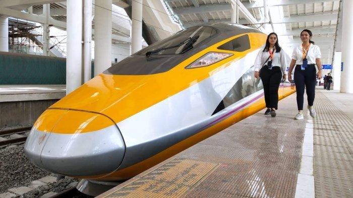 (ilustrasi) Dua orang petugas berjalan di samping Kereta Cepat Jakarta Bandung (KCJB) yang membawa rombongan Menteri Koordinator Bidang Kemaritiman dan Investasi (Menko Marves) Luhut Binsar Pandjaitan di Stasiun Tegalluar, Kabupaten Bandung, Jawa Barat, Kamis (22/6/2023).