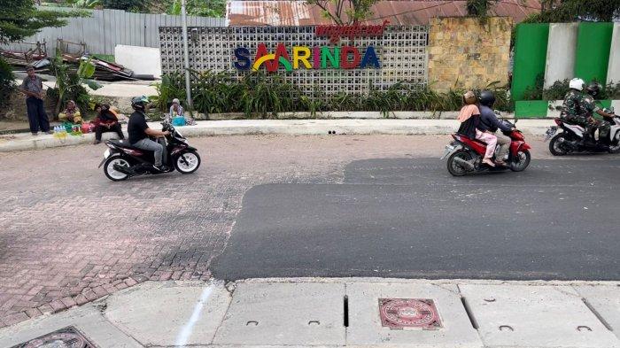 Pemerintah Kota Samarinda melalui Dinas PUPR mengaspal jalanan di Taman Samarendah. Pengaspalan dilakukan dengan langsung menimpa paving block. 
