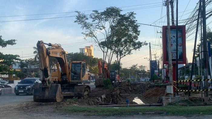 Alat berat yang terparkir di badan jalan MT Haryono Kota Balikpapan, dalam pengerjaan penanganan banjir di Kota Balikpapan melalui proyek multiyears Daerah Aliran Sungai (DAS) Ampal. TRIBUNKALTIM.CO/ARY NINDITA