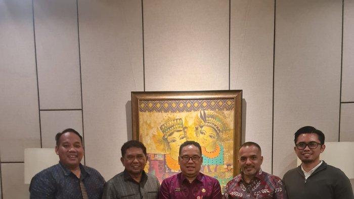 Bupati PPU Hamdam saat bertemu dengan Makmur Marbun di Jakarta, didampingi oleh penasehat hukum Pemkab PPU Misyal Ahmad, Asisten II Pemkab PPU,l Nicko Herlambang, dan anggota DPRD PPU, Bijak Ilhamdani.