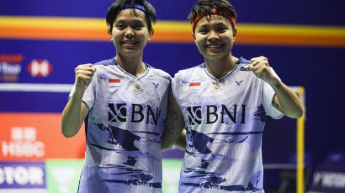 Apriyani Rahayu/Siti Fadia Silva Ramadhanti. Berikut hasil badminton Hong Kong Open 2023 hari ini. Kalahkan Tan/Thinaah, Apri/Fadia juara. Gelar Hong Kong Open 2023 adalah yang pertama tahun ini