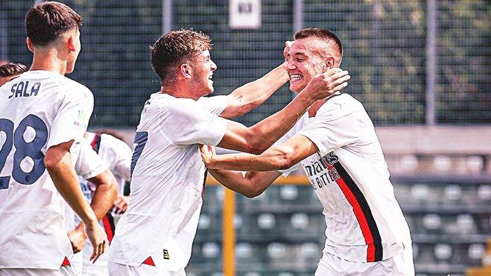 Francesco Camarda merayakan gol bersama skuat AC Milan Primavera. Dalam laga tersebut, Francesco Camarda menciptakan gol ala Inzaghi.