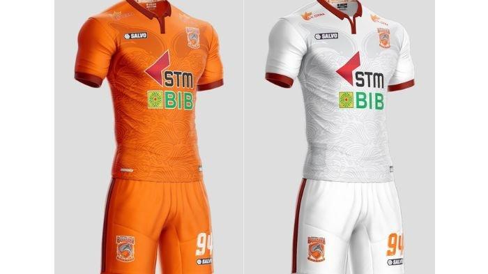 Jersey kandang (kiri) dan tandang (kanan) Borneo FC tahun 2017.