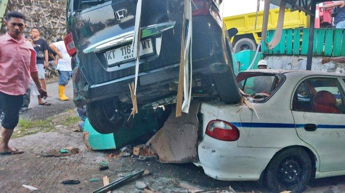 Potret mobil Honda Freed yang diduga tergelincir lantaran jalan licin dan menabrak sebuah rumah di Jalan Suwandi, Samarinda, Kalimantan Timur pada Senin (18/9/2023). Kondisi mobil Honda Freed itu juga tak jauh beruntung. Sebab mengalami kerusakan parah pada bagian belakang dan sisi samping kiri mengalami penyok.