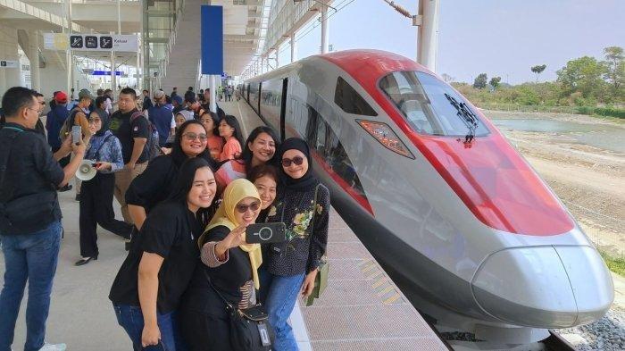Ilustrasi, warga berfoto seusai menjajal Kereta Cepat Jakarta Bandung (KCJB) di Stasiun Tegalluar, Cibiru Hilir, Kabupaten Bandung, Jawa Barat, Sabtu (16/9/2023). Nantinya di IKN Nusantara juga akan tersambung transportasi kereta cepat ini. 