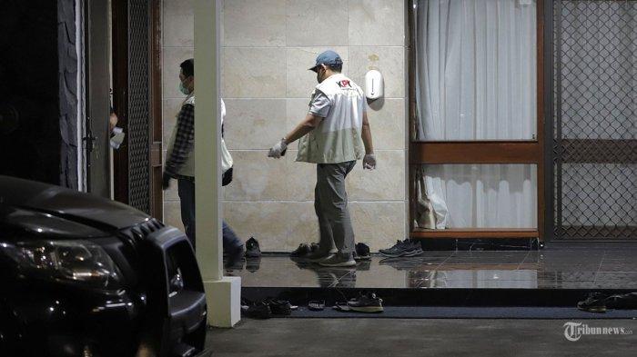 Penyidik Komisi Pemberantasan Korupsi (KPK) melakukan pengeledahan di rumah dinas Menteri Pertanian Syahrul Yasin Limpo di kawasan Widya Chandra, Jakarta Selatan, Kamis (28/9/2023). Polda Metro Jaya membenarkan menerima titipan 12 senjata api (senpi) dari Komisi Pemberantasan Korupsi (KPK) hasil penggeledahan di rumah Menteri Pertanian, Syahrul Yasin Limpo.
