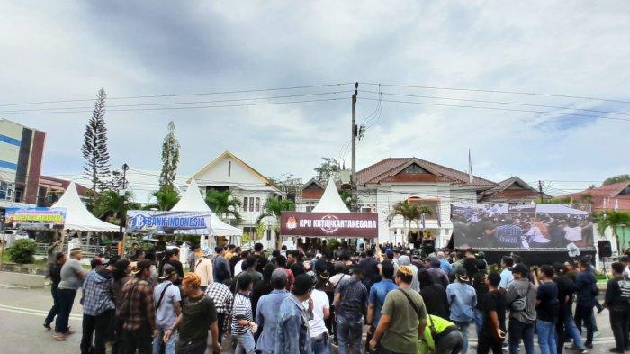 Simulasi pengamanan pemilu dalam Sistem Pengamanan Kota (Sispamkota) yang digelar oleh Polres Kukar di sekitar Sekretariat Komisi Pemilihan Umum (KPU) Kukar, Kabupaten Kukar, Kalimantan Timur, Selasa (19/92023).