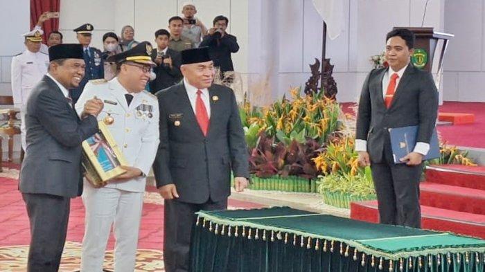 Gubernur Kaltim, Isran Noor melantik Penjabat (Pj) Bupati Penajam Paser (PPU) Makmur Marbun pengganti Hamdam Pongrewa yang sudah habis masa jabatannya per 19 September 2023, di Lamin Odah Etam, Kompleks Kantor Gubernur Kaltim di Kota Samarinda, Kalimantan Timur pada Selasa (19/9/2023).
