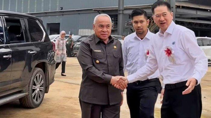Gubernur Kaltim, Isran Noor saat meninjau pabrik pengolahan nikel bersama jajaran PT Kalimantan Ferro Industry di Kelurahan Pendingin, Kecamatan Sangasanga, Kutai Kartanegara, Kalimantan Timur pada Selasa (19/9/2023).