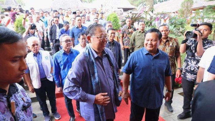 Ketua Majelis Tinggi Partai Demokrat Susilo Bambang Yudhoyono (kiri) disambut oleh Ketua Umum Partai Gerindra Prabowo Subianto (kanan) beserta jajaran pimpinan partai Koalisi Indonesia Maju di kediaman Prabowo di Hambalang, Jawa Barat, Minggu (17/9/2023).
