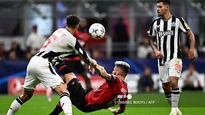 Olivier Giroud dihadang dua pemain Newcastle United. Inilah sisi positif dan negatif yang dapat dipetik Rossoneri dari hasil imbang di Liga Champions.
