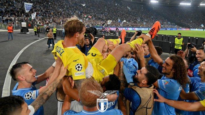 Kiper Lazio Ivan Provedel diangkat oleh rekan-rekannya karena berhasil mencetak gol penyeimbang di menit akhir pada pertandingan Liga Champions melawan Atletico Madrid di Stadion Olimpico Roma, Rabu (20/9/2023).