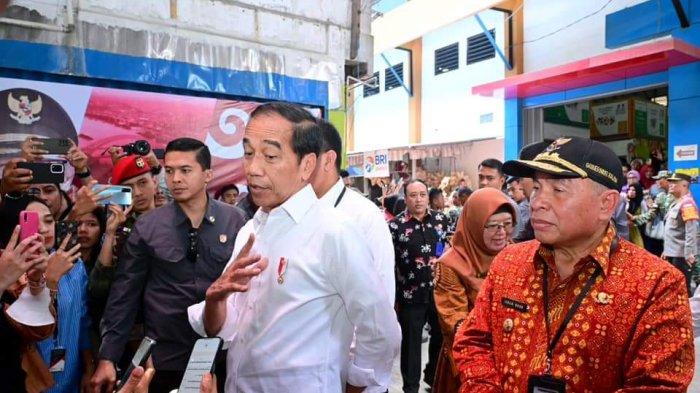 Gubernur Isran Noor tampak mendampingi Presiden Jokowi ketika berada di Pasar Merdeka Kota Samarinda, Kamis (21/9/2023).TRIBUNKALTIM.CO/MOHAMMAD FAIROUSSANIY