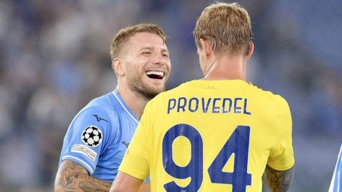 Ciro Immobile dan Ivan Provedel dalam pertandingan Liga Champions UEFA antara Lazio vs Atletico Madrid di Stadion Olimpico Roma, Rabu (20/9/2023). Pertandingan itu berakhir imbang 1-1.