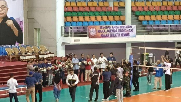 Bupati Kubar, FX Yapan yang juga selaku manager tim voli ball putri perwakilan Provinsi Kalimantan Timur (Kaltim) saat menghadiri pembukaan pertandingan babak kualifikasi Pra PON XXI Aceh Sumut 2024 bola voli indoor wilayah Kalimantan yang diselenggarakan di gedung BSCC Dome Kota Balikpapan pada Kamis (21/9/2023).