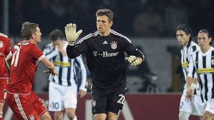 Hans-Jorg Butt saat mencetak gol ke gawang Juventus pada pertandingan Liga Champions UEFA.