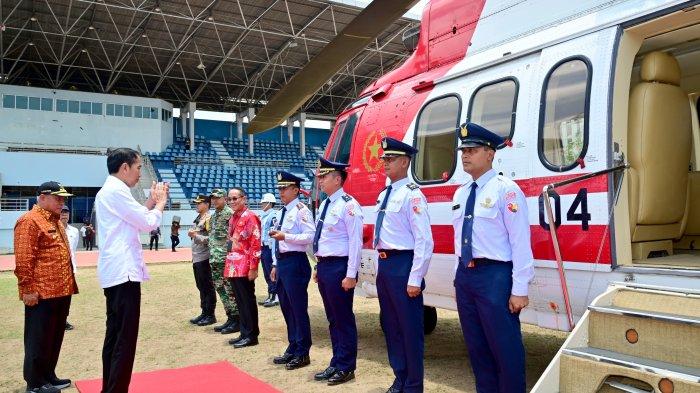 Gubernur Isran Noor saat akan menaiki helikopter bersama Presiden Joko Widodo melalui helipad GOR Kadrie Oening, Kota Samarinda usai meninjau Pasar Merdeka Kota Samarinda, Kamis (21/9/2023).