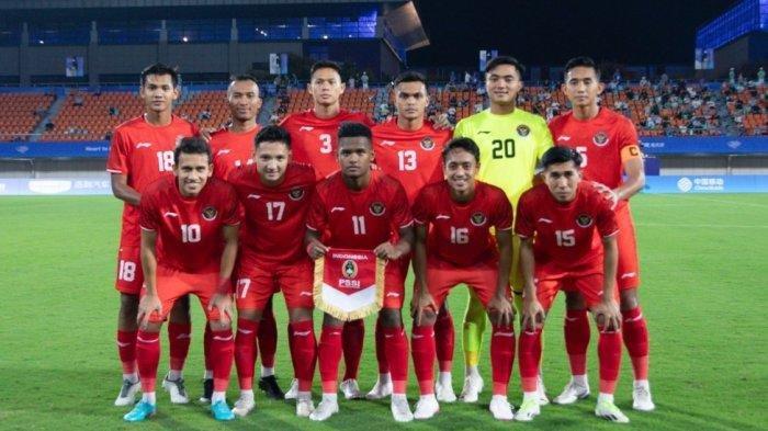 Skuad Timnas Indonesia saat berlaga di babak penyisihan Grup F Asian Games 2023 melawan Kirgistan di Stadion Zhejiang Normal University, China, pada Selasa (19/9/2023) malam WIB.