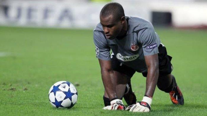 Vincent Enyeama saat bermain di Liga Champions UEFA.