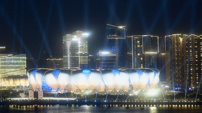 Petunjukan cahaya malam hari di Hangzhou Olympic Sports Center Stadium. Stadion ini akan digunakan sebagai tempat Opening Ceremony Asian Games 2023.