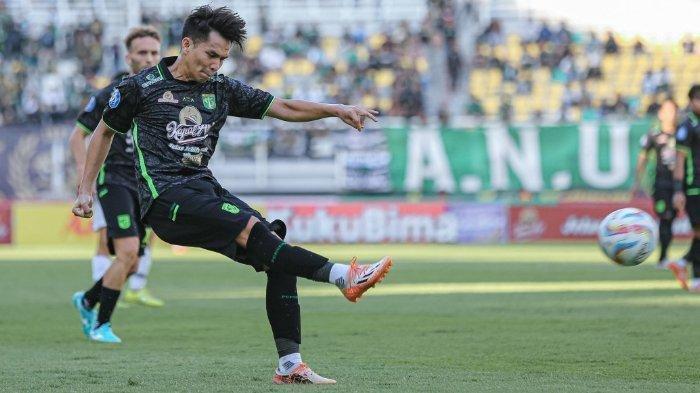 Striker Persebaya Surabaya, Wildan Ramdhani menyepak bola di laga Persebaya Surabaya vs Borneo FC Samarinda pada pekan ke-11 Liga 1 2023/2024 di Stadion Gelora Bung Tomo Surabaya, Minggu (3/9/2023).