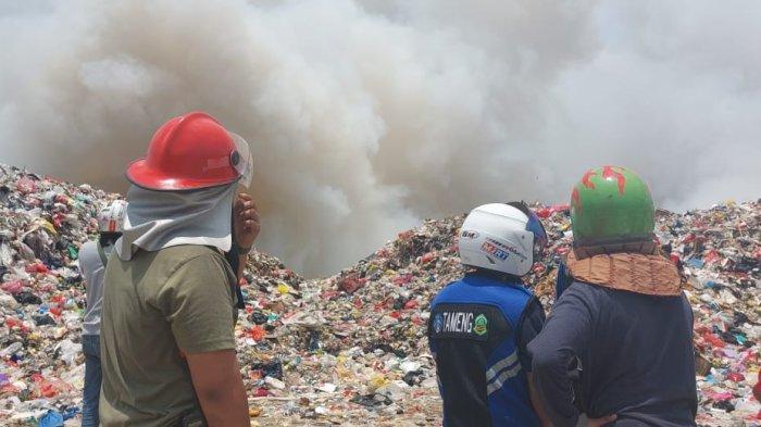 Potret kebakaran TPA Bukit Pinang Samarinda Minggu (24/9/2023) sedari pukul 11.30 Wita hingga saat ini, Minggu (24/9/2023). Para pemadam kebakaran gabungan juga masih bertahan di lokasi guna melakukan penanganan sebab api mulai merambat ke lahan kosong yang mengarah ke permukiman penduduk.