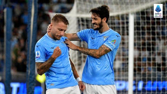 Ciro Immobile merayakan golnya bersama Luis Alberto usai mengeksekusi penalti pada pertandingan Liga Italia Serie A antara Lazio vs Monza di Stadion Olimpico Roma, Minggu (24/9/2023). Laga ini berakhir imbang 1-1.