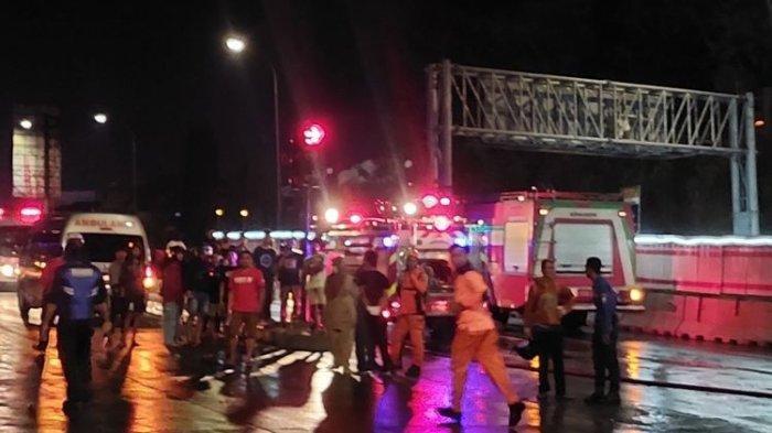 Petugas mengevakuasi truk yang mengalami kecelakaan di exit tol Bawen.