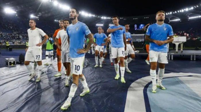 Ultras Lazio mencaci maki Ciro Immobile dkk setelah mereka bermain imbang 1-1 melawan Monza di Liga Italia Serie A, Minggu (24/9/2023).
