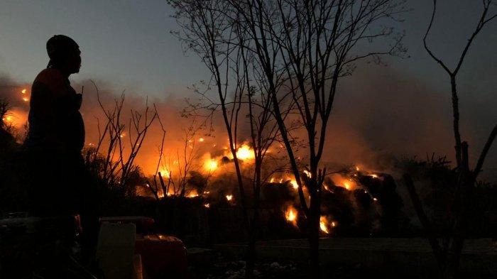 Keadaan kebakaran di TPA Bukit Pinang Samarinda yang tak kunjung padam, Minggu (24/9/2023) malam. Telah memberikan efek buruk, kobaran api sambar lahan yang berada di sekitarnya, jadilah kebakaran lahan. 