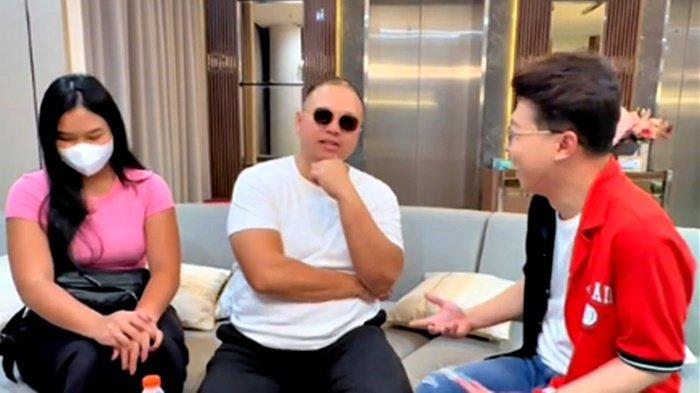 Codeblu saat menjadi bintang tamu di podcast Richard Lee.