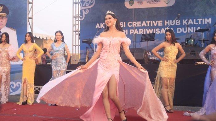 FESYEN SHOW - Para model pergaan Fesyen Show meriahkan pembukaan Eks Bandara Temindung yang tak berpenghuni siap jadi Temindung Creative Hub di Eks Bandara Temindung Jalan Gatot Subroto Kecamatan Sungai Pinang Kota Samarinda Kalimantan Timur, Rabu (27/9/2023) sore.