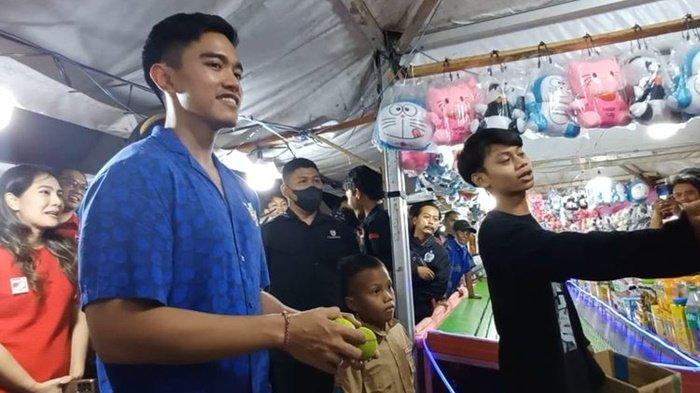 Ketua Umum PSI Kaesang Pangarep saat blusukan ke Pasar Malam di Waduk Pluit, Penjaringan, Jakarta Utara, Rabu (27/9/2023). Blusukan ala Jokowi diterapkan Kaesang usai didapuk pimpin PSI, temui warga dan para relawan.