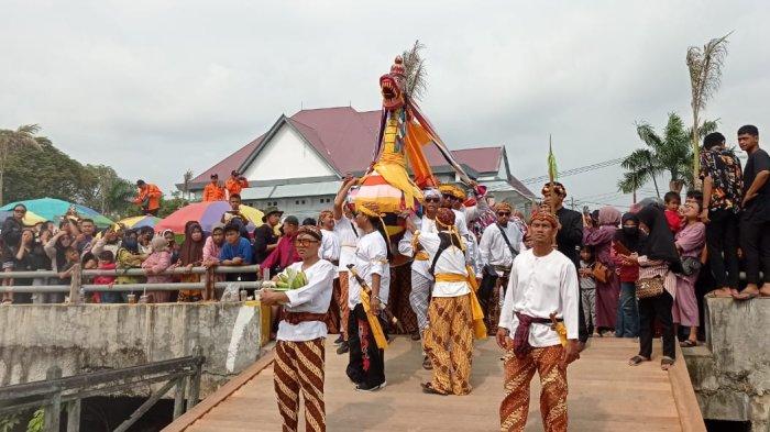 Prosesi mengulur naga berlokasi di Keraton Kesultanan Kutai Kartanegara Ing Martadipura atau Museum Mulawarman.