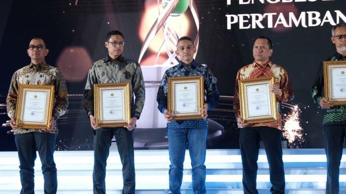 Direktur Legal and Corporate Affairs Kideco Arif Kayanto (tengah) menerima penghargaan GMP Award kategori Pengelolaan Lingkungan Hidup Pertambangan Mineral dan Batubara.