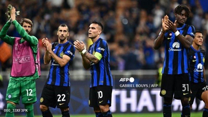 Pemain Inter Milan menyapa penonton usai laga kontra Benfica di Liga Champions UEFA, Rabu (4/10/2023).
